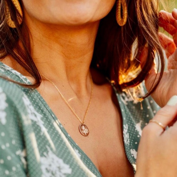 Sunflower Engraved Cute Floral Minimalist Necklace - Picture 14 of 16